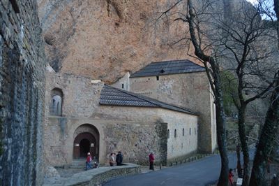 Hauptfassade des königlichen Klosters San Juan De La Peña
